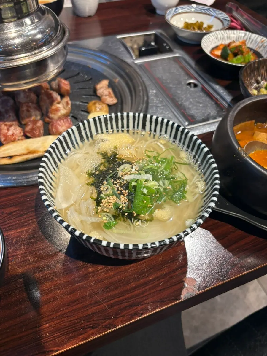 세트 메뉴로 나온 잔치국수