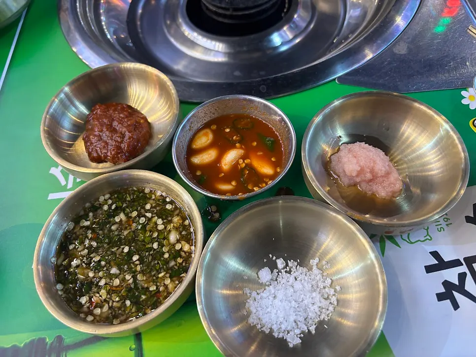 명란젓과 멜젓 등 곁들임 반찬 접시