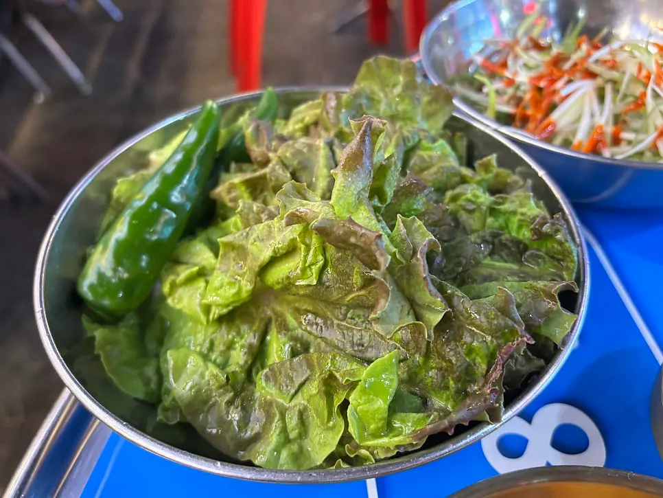 정갈하게 차려진 기본 반찬과 쌈 채소