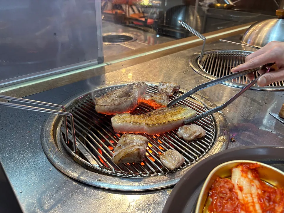 연탄 직화로 초벌구이 중인 한돈