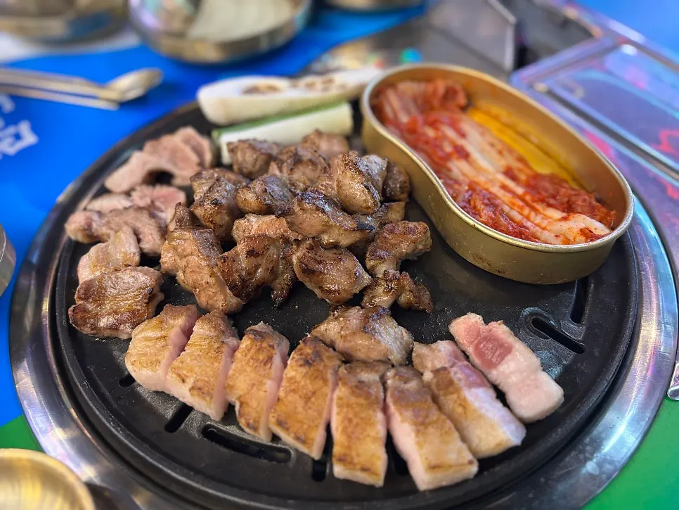 불판 위에 올린 모둠 A세트 500g