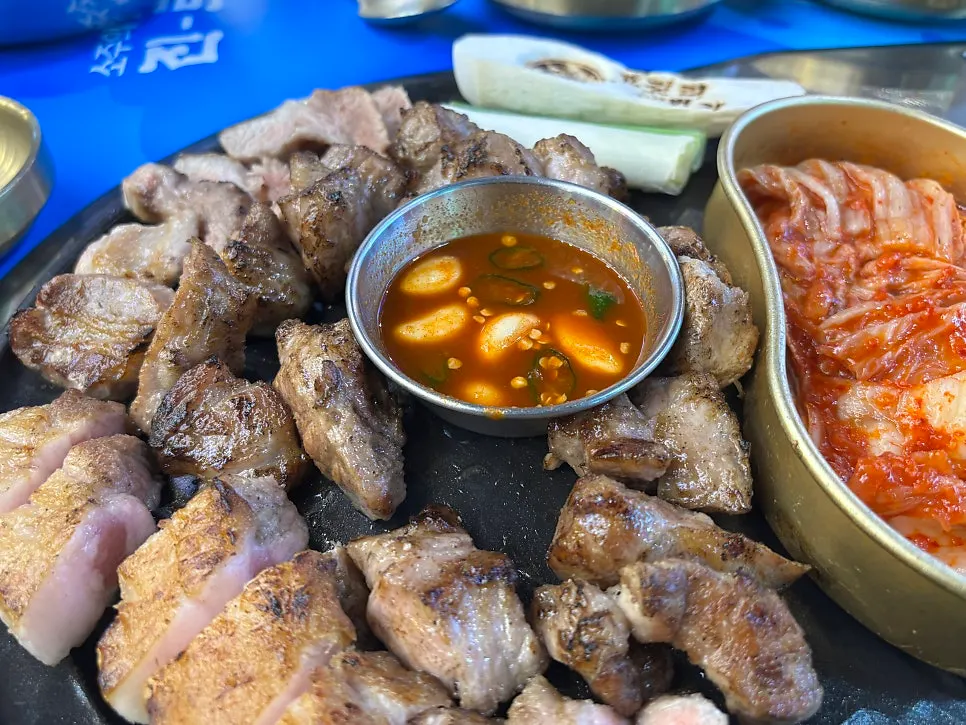 명란젓을 올린 한돈 한 점