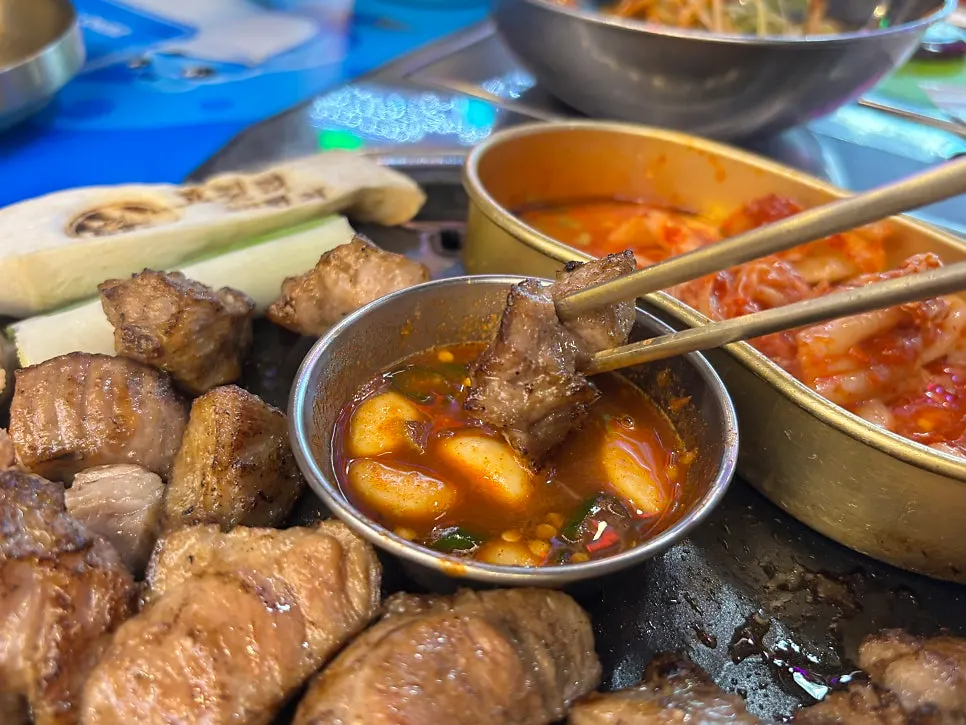 제주식 멜젓에 찍은 삼겹살