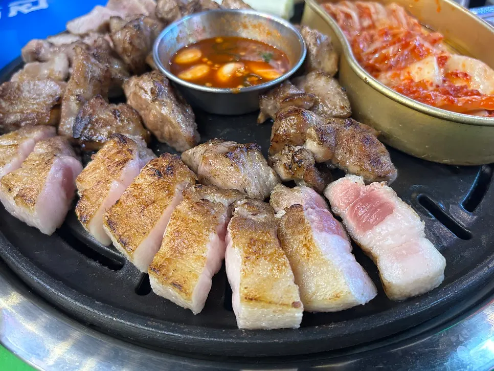 불향이 오른 초벌 고기 클로즈업