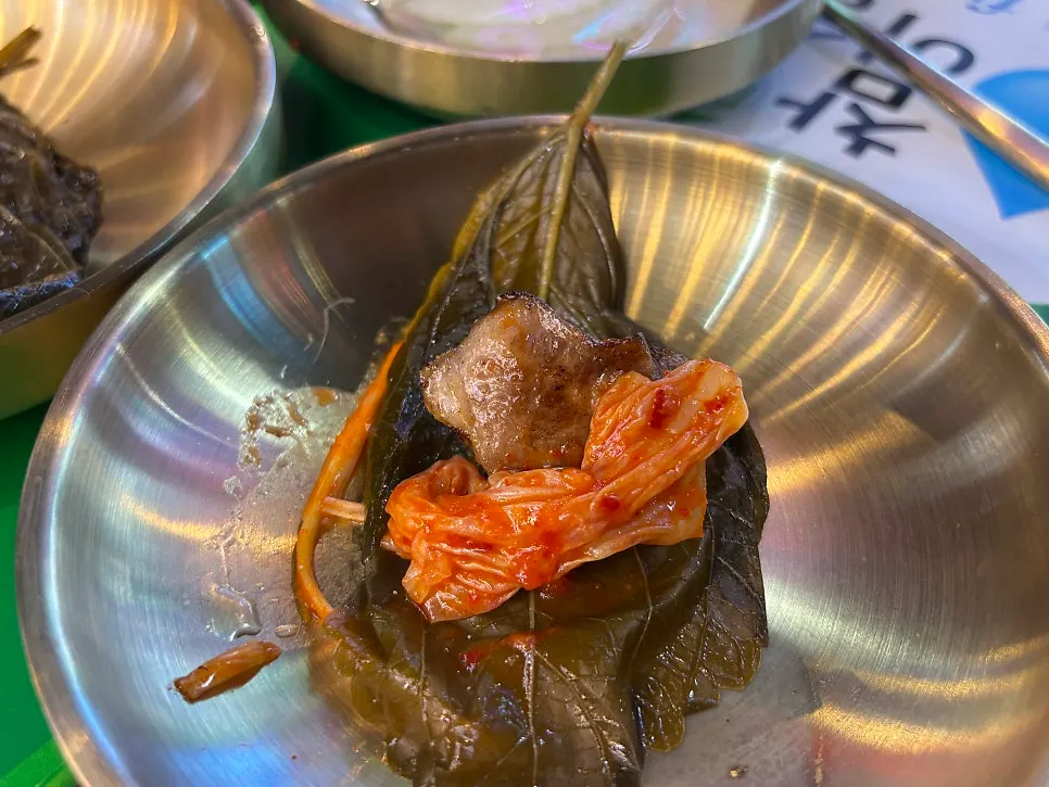 쌈 채소와 함께 즐기는 삼겹살
