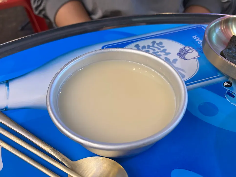 모둠세트와 함께 무한리필되는 막걸리
