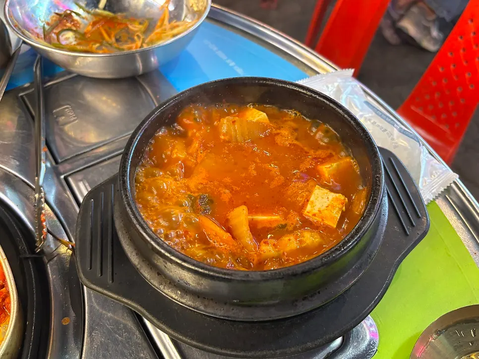 사이드로 주문한 김치찌개