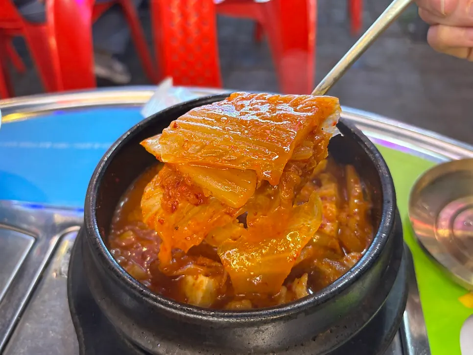 돼지고기가 들어간 김치찌개 냄비