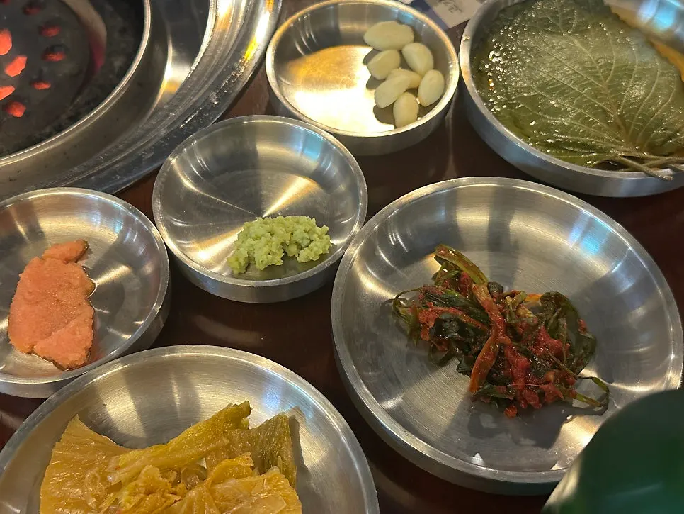 Basic side dishes with lettuce wraps and shredded scallions