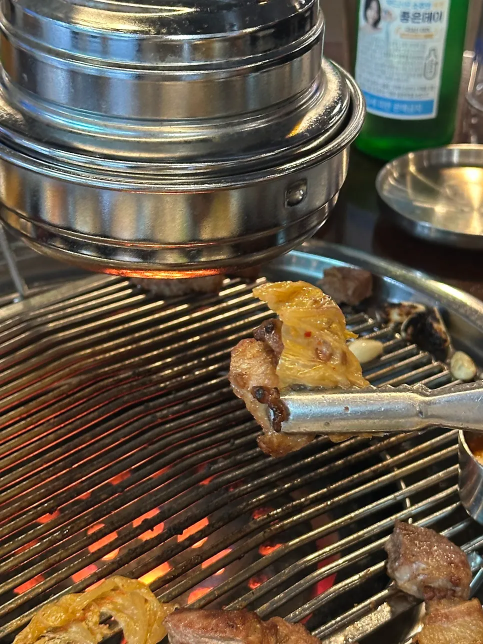 A piece of meat paired with pa-kimchi and baek-kimchi