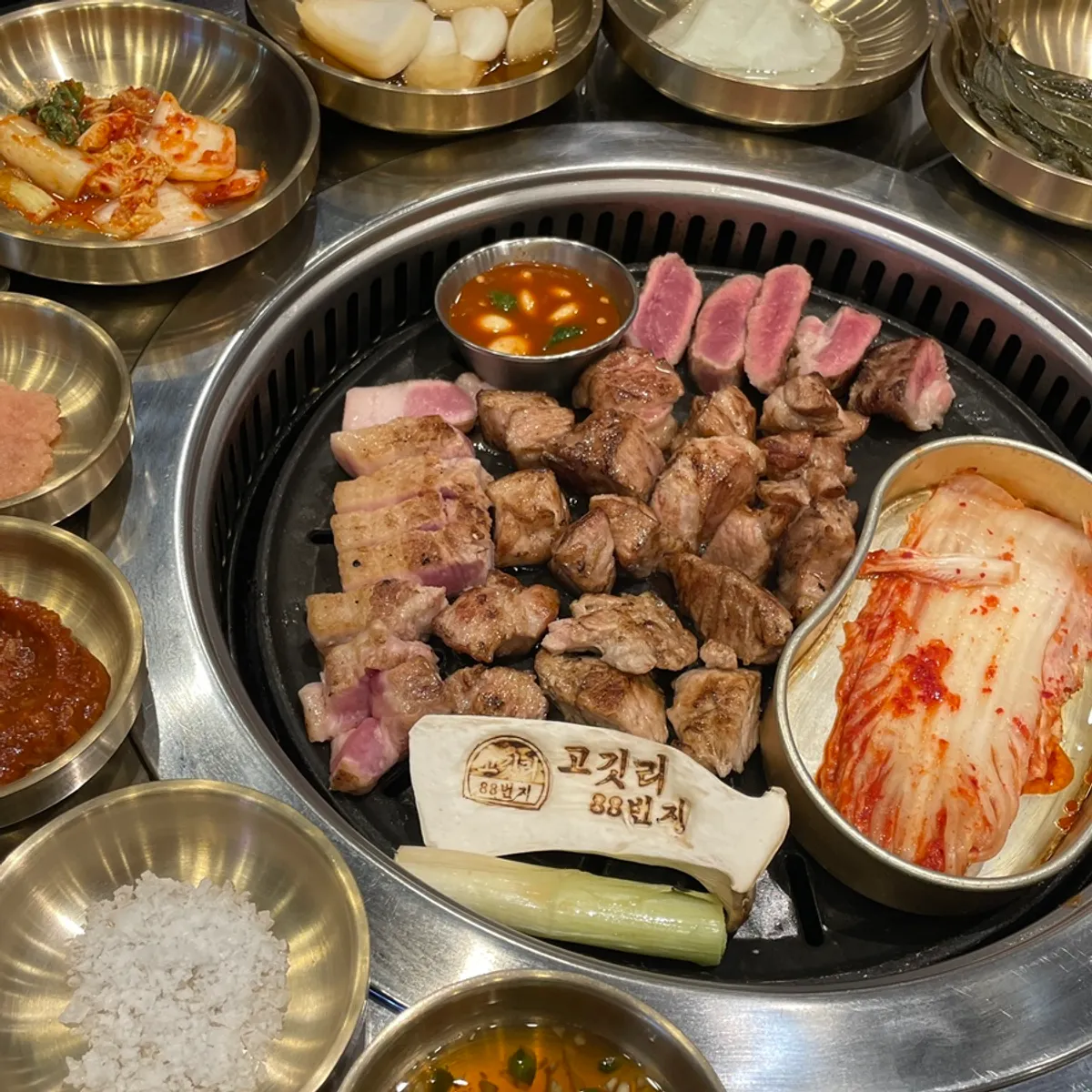 말돈 소금과 멜젓 등 고깃리88번지 소스 구성