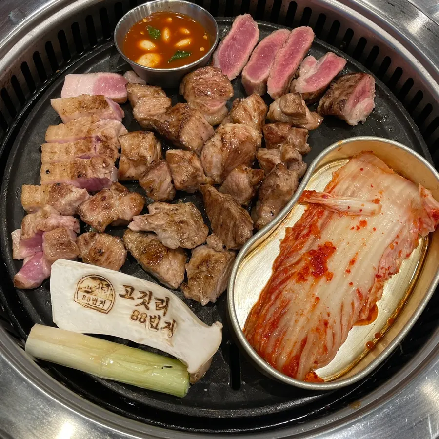 매장에서 직접 만든 장아찌와 겉절이