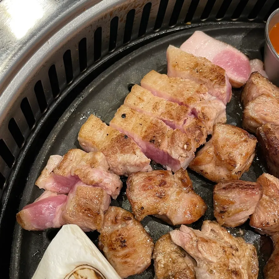 불판에서 마무리로 익히는 삼겹살과 가브리살