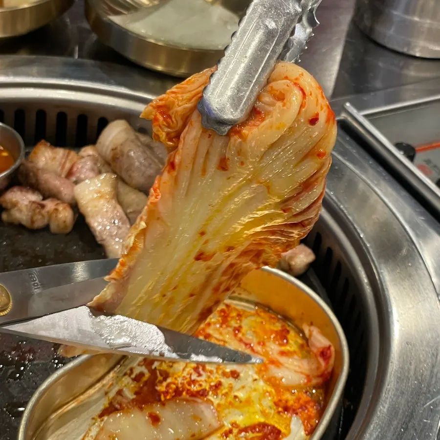 불판 위 삼겹살과 함께 구워지는 김치