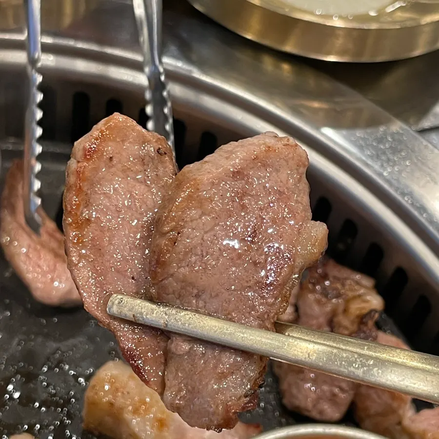 멜젓에 찍은 육즙 가득한 삼겹살
