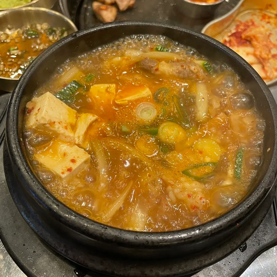 매콤하게 끓여 나온 된장술밥 한 그릇