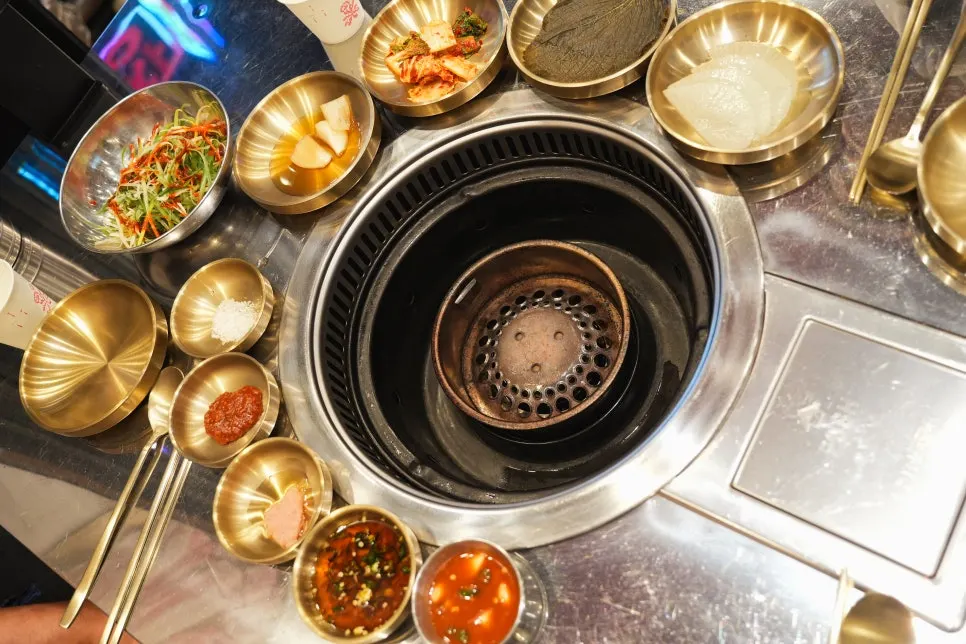 밑반찬이 세팅된 고깃리88번지 테이블