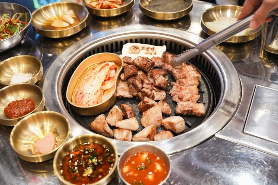 불판 위 초벌 삼겹살과 목살