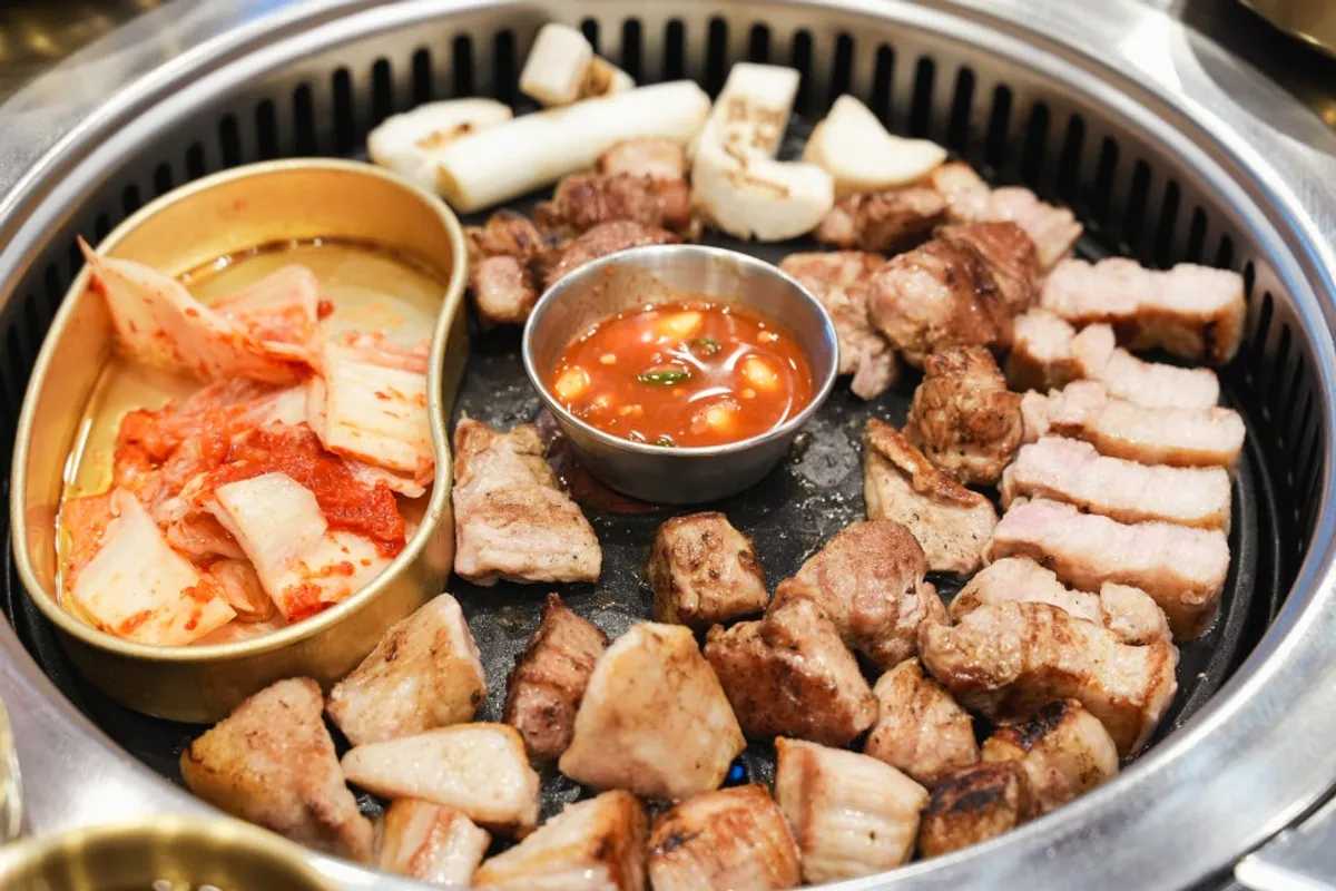 노릇하게 구워진 고깃리88번지 초벌 고기