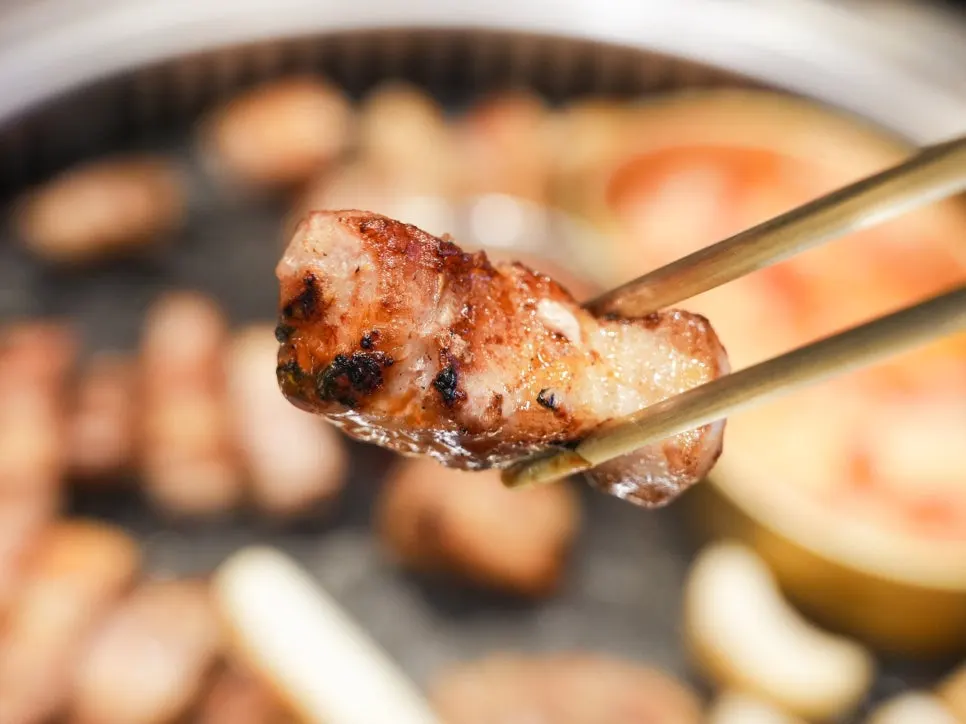 부위별로 나란히 놓인 구이 고기