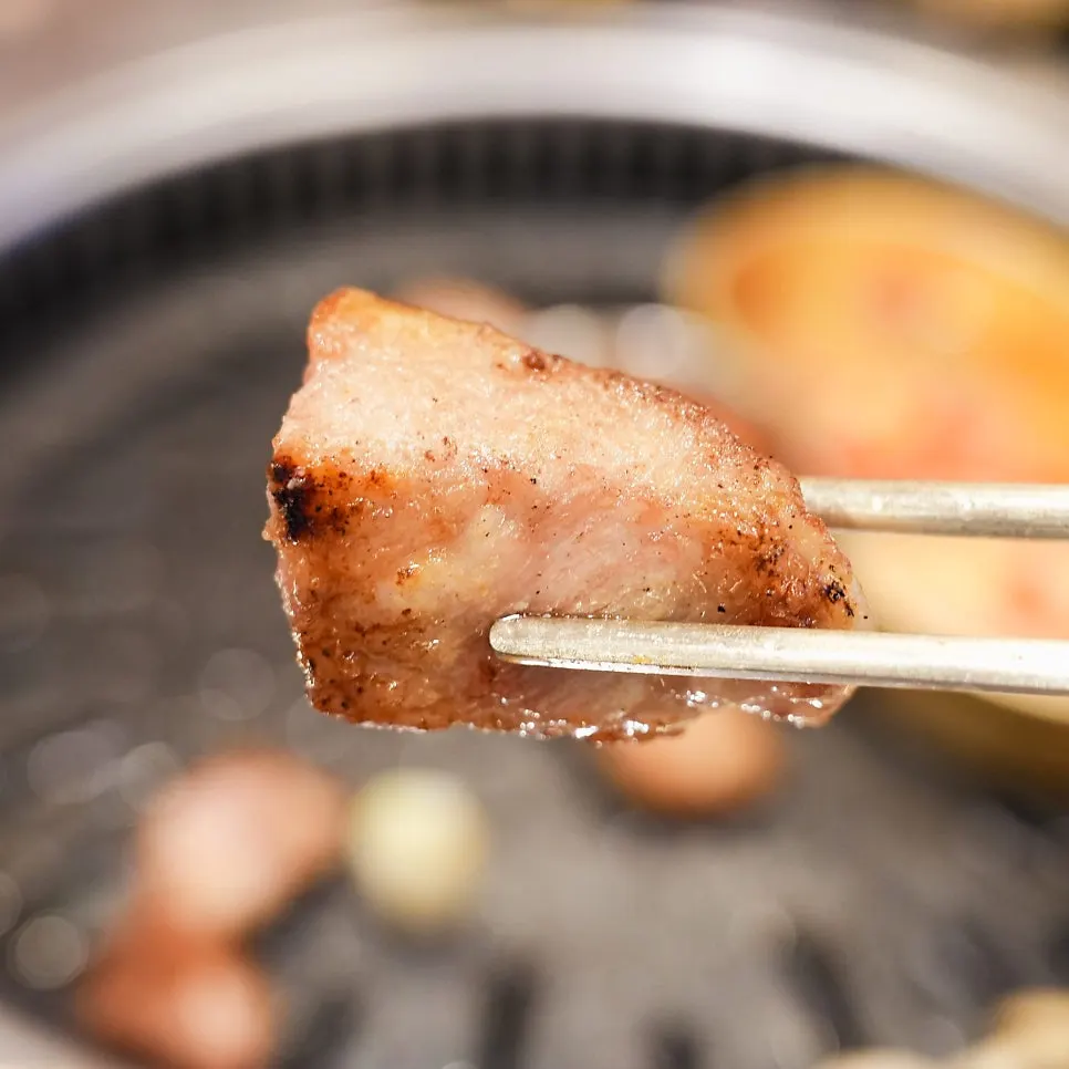 육즙이 흐르는 삼겹살 클로즈업