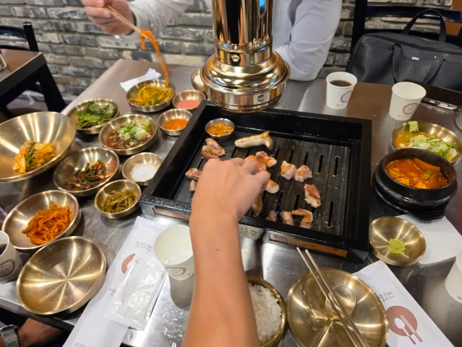 연탄불 위에서 익어가는 삼겹살