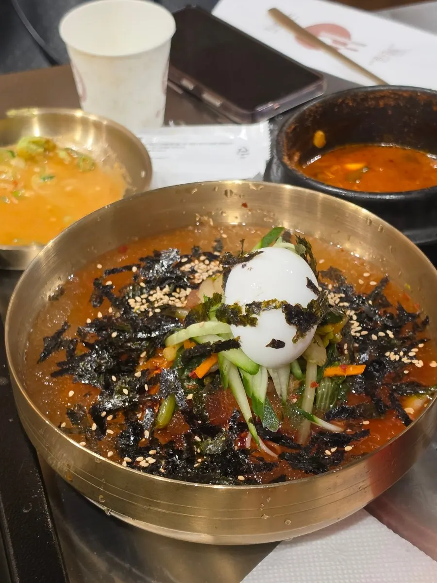 연탄 불판에서 구워지는 삼겹살