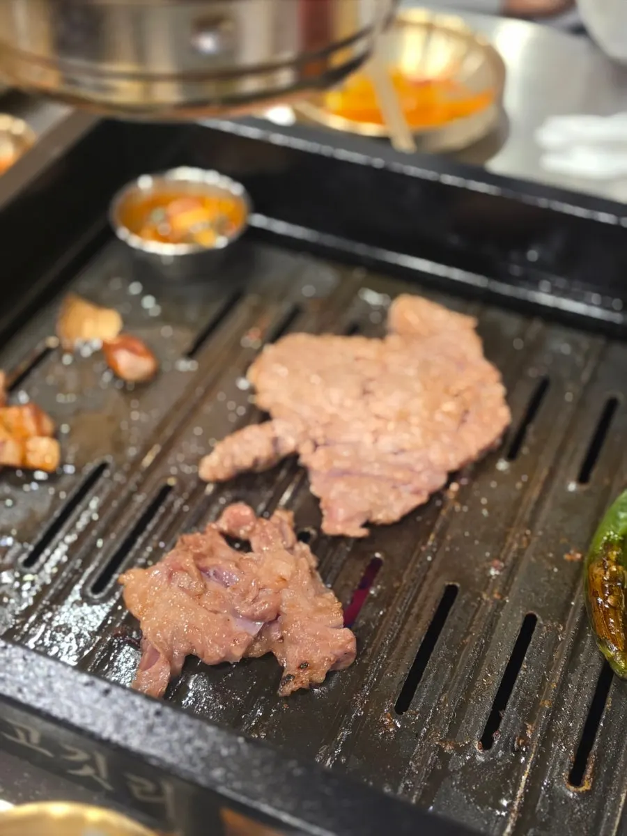 따뜻하게 구워 먹는 연탄구이 삼겹살