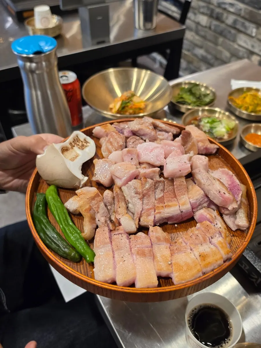 연탄불판 위 남은 삼겹살