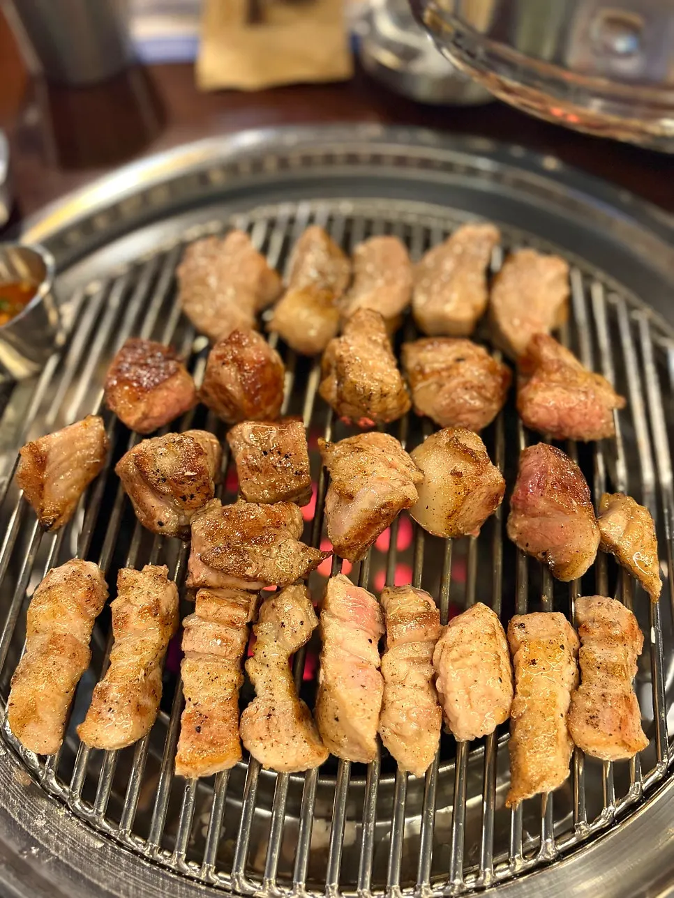 먹기 좋게 잘린 초벌 삼겹살과 목살