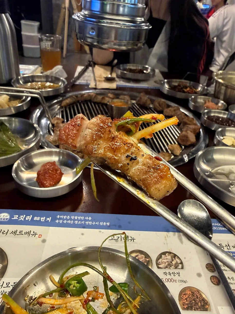 불판에서 노릇하게 익어가는 삼겹살