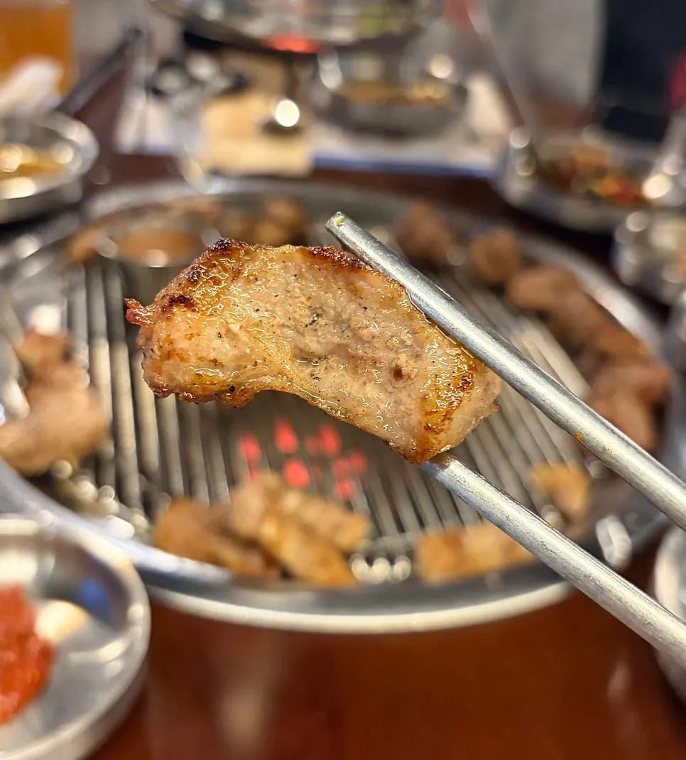 잘 익은 삼겹살 한 점