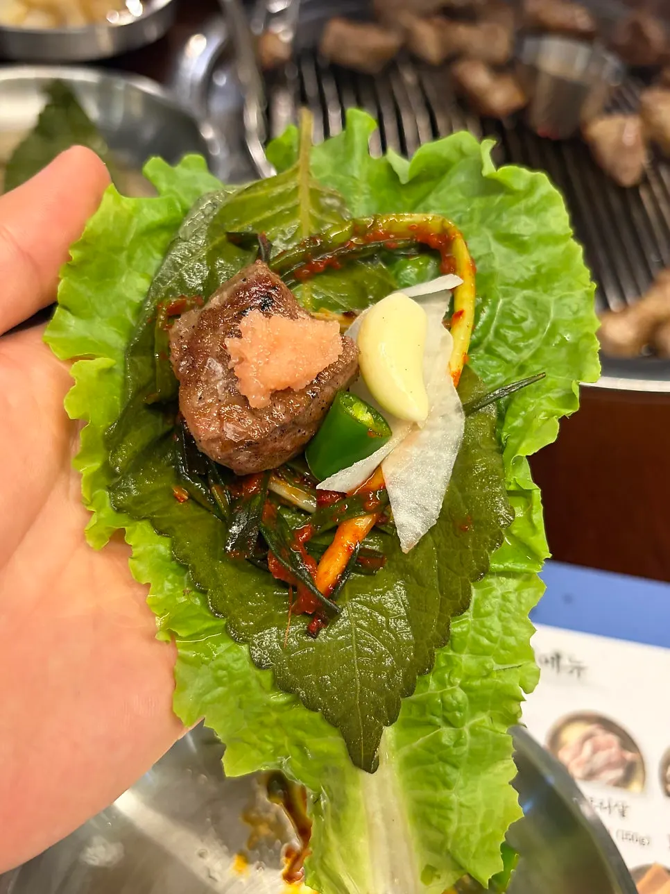 고기에 파김치 올린 한 점