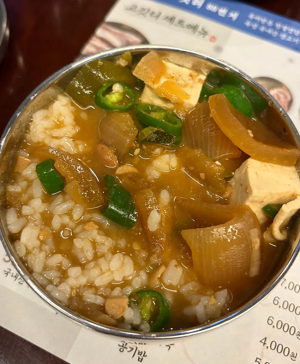 고기와 함께 먹는 된장찌개 한 숟가락