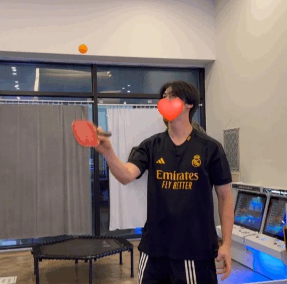 탁구대 앞에서 노는 반려견