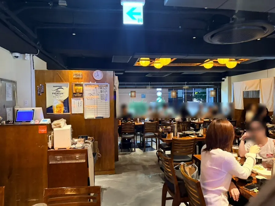월요일 저녁 만석인 이자카야 고코 매장 내부