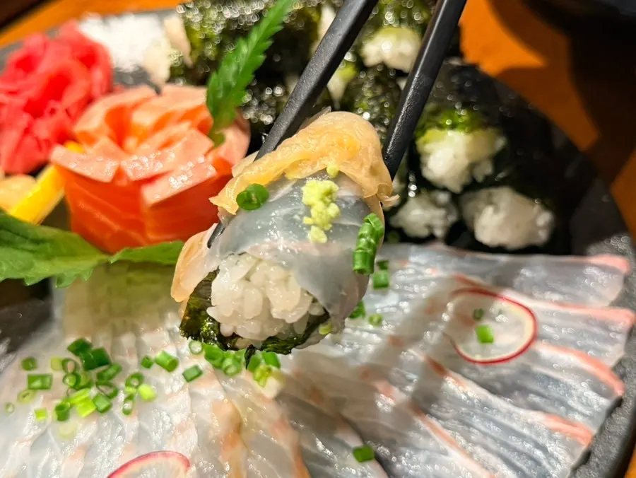 소금김밥에 광어를 올려 만든 한 입