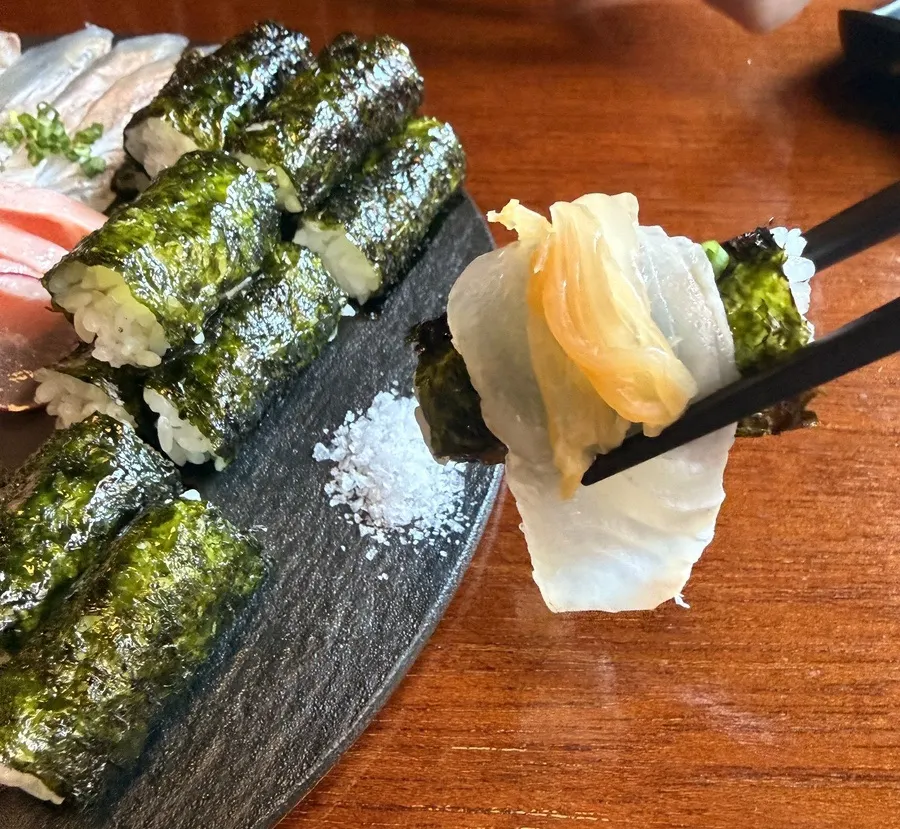 Cách ăn quang ngư shio sanhap với kimbap và kim chi cũ