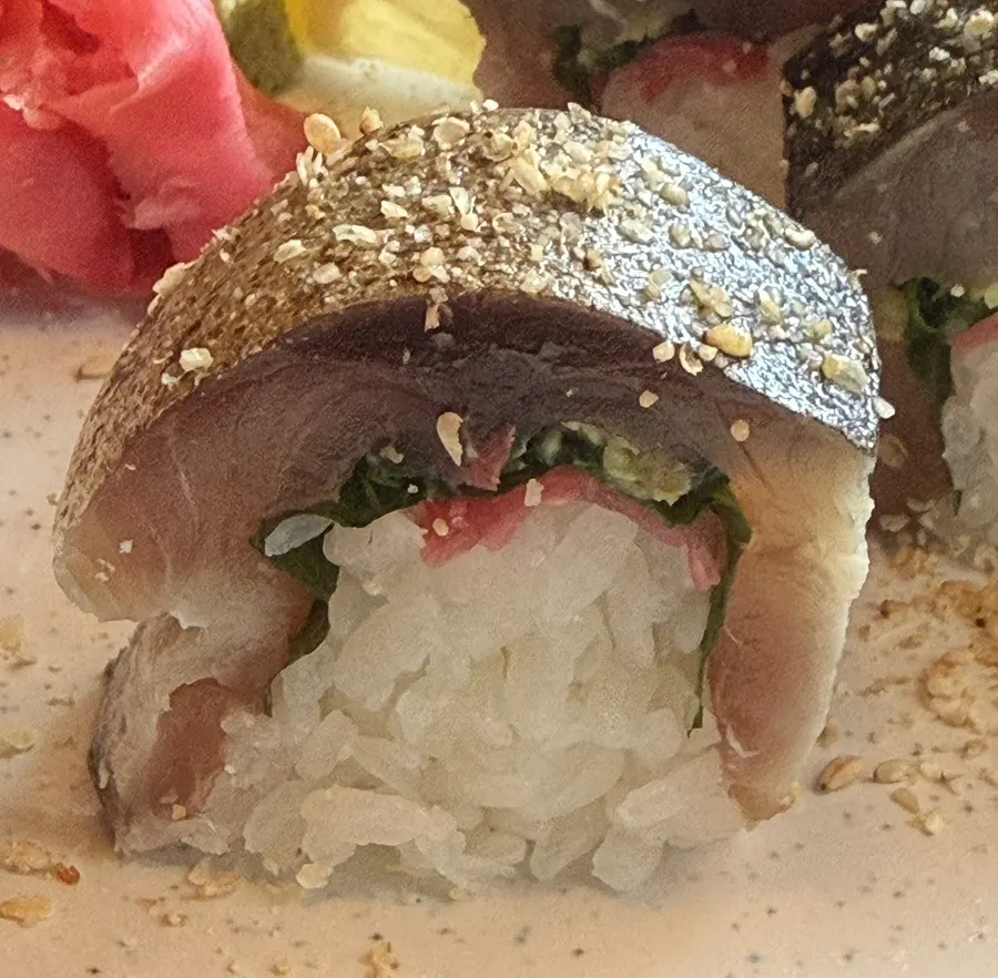 Saba bo-zushi với cá thu dày phía trên