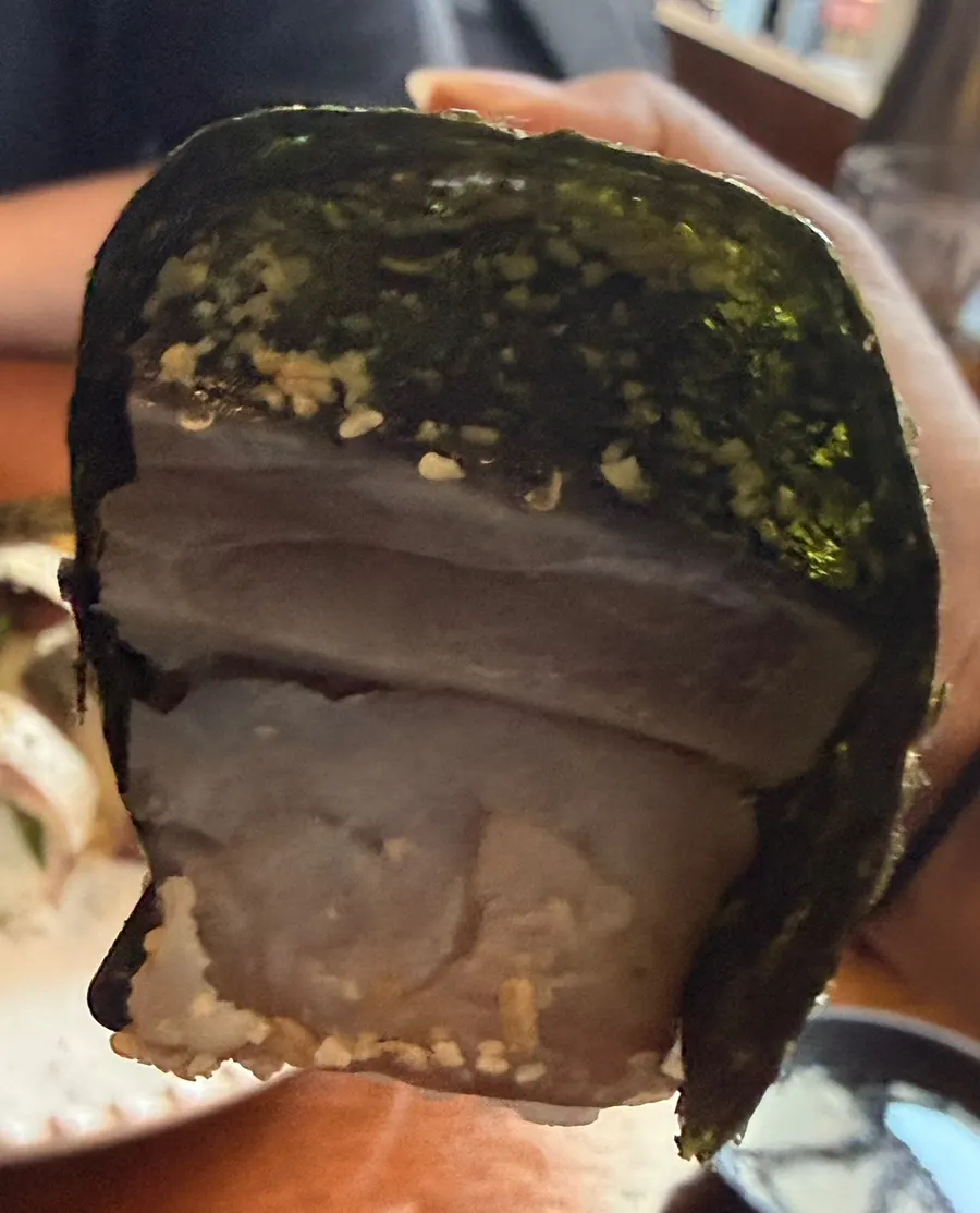 Một miếng saba bo-zushi ăn cùng gừng