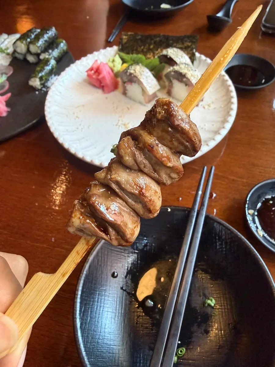 Đĩa yakitori của Goko bày trên bắp cải