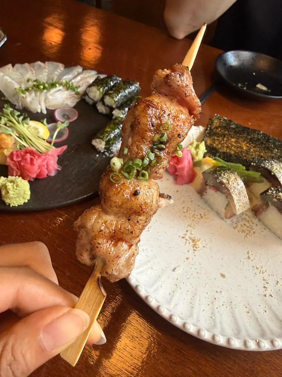 Xiên yakitori với nhiều phần thịt gà khác nhau