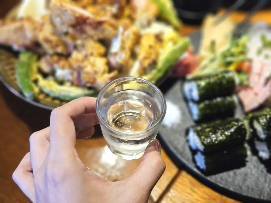 테라스 자리에서 잔을 맞대는 장면