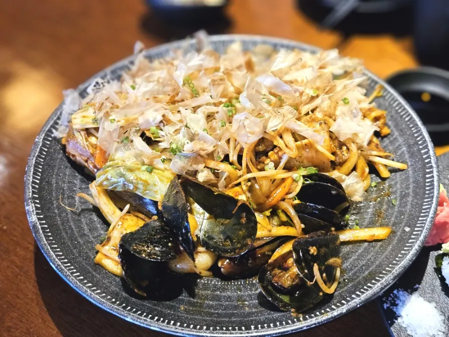 탱글한 면을 집어 올린 해물 야끼우동