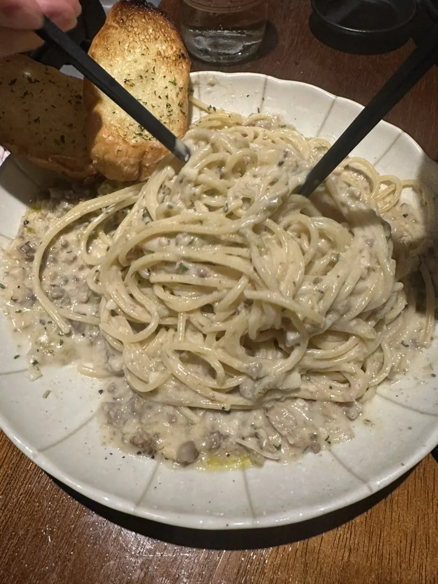 Thick, well-mixed white ragu sauce pasta