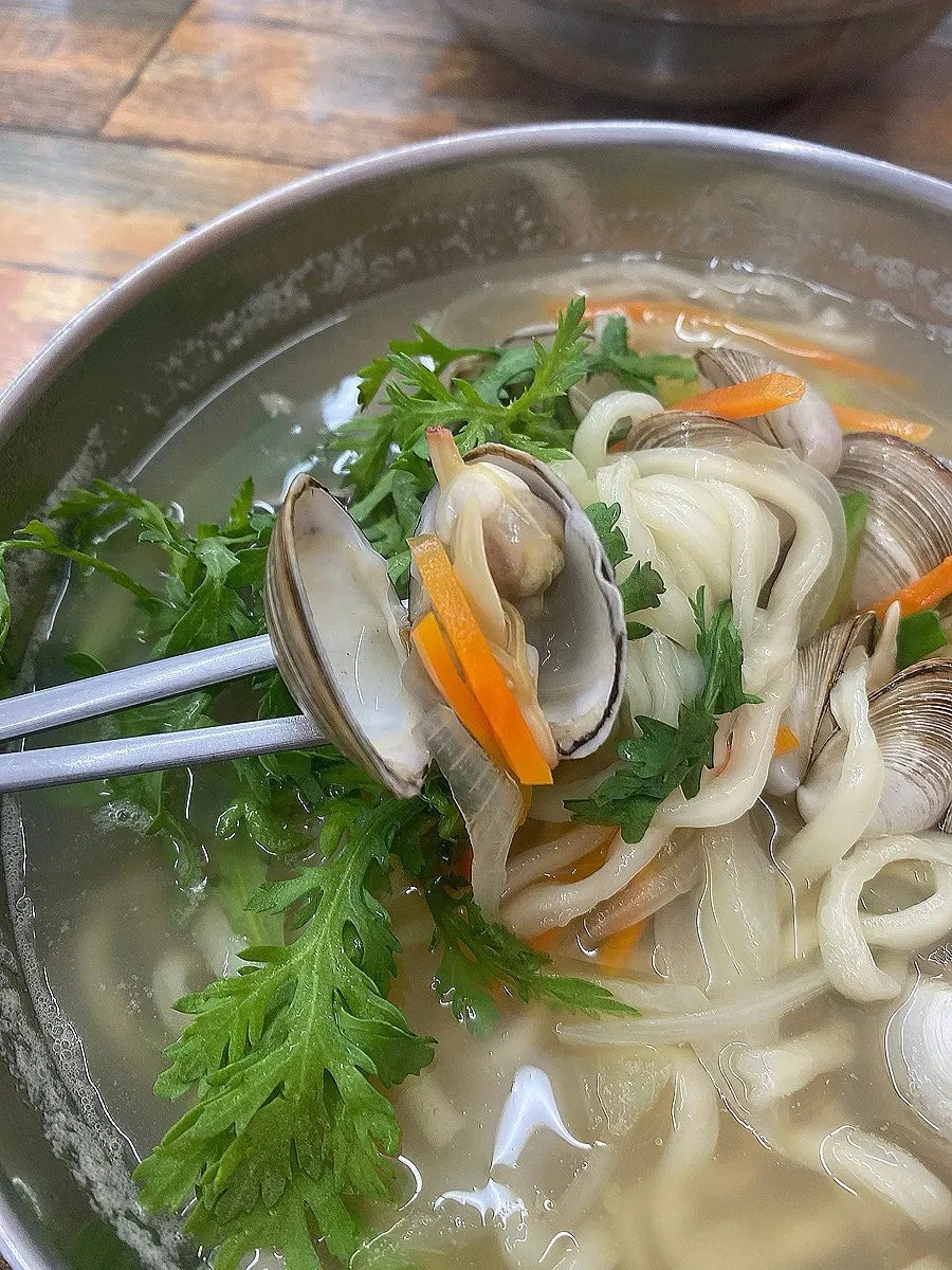 Dongjuk kalguksu full of clams in anchovy broth