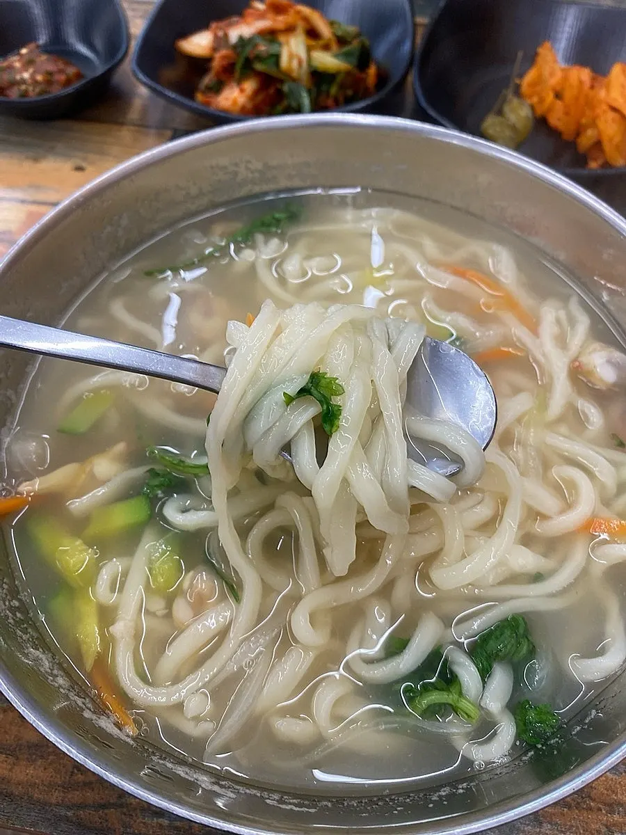 Dongjuk kalguksu eaten topped with geotjeori