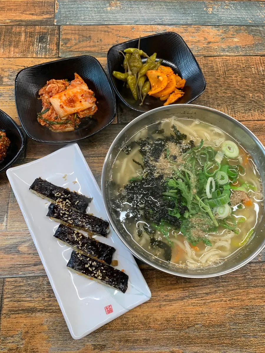 The ₩9,000 spread with kalguksu and gimbap together