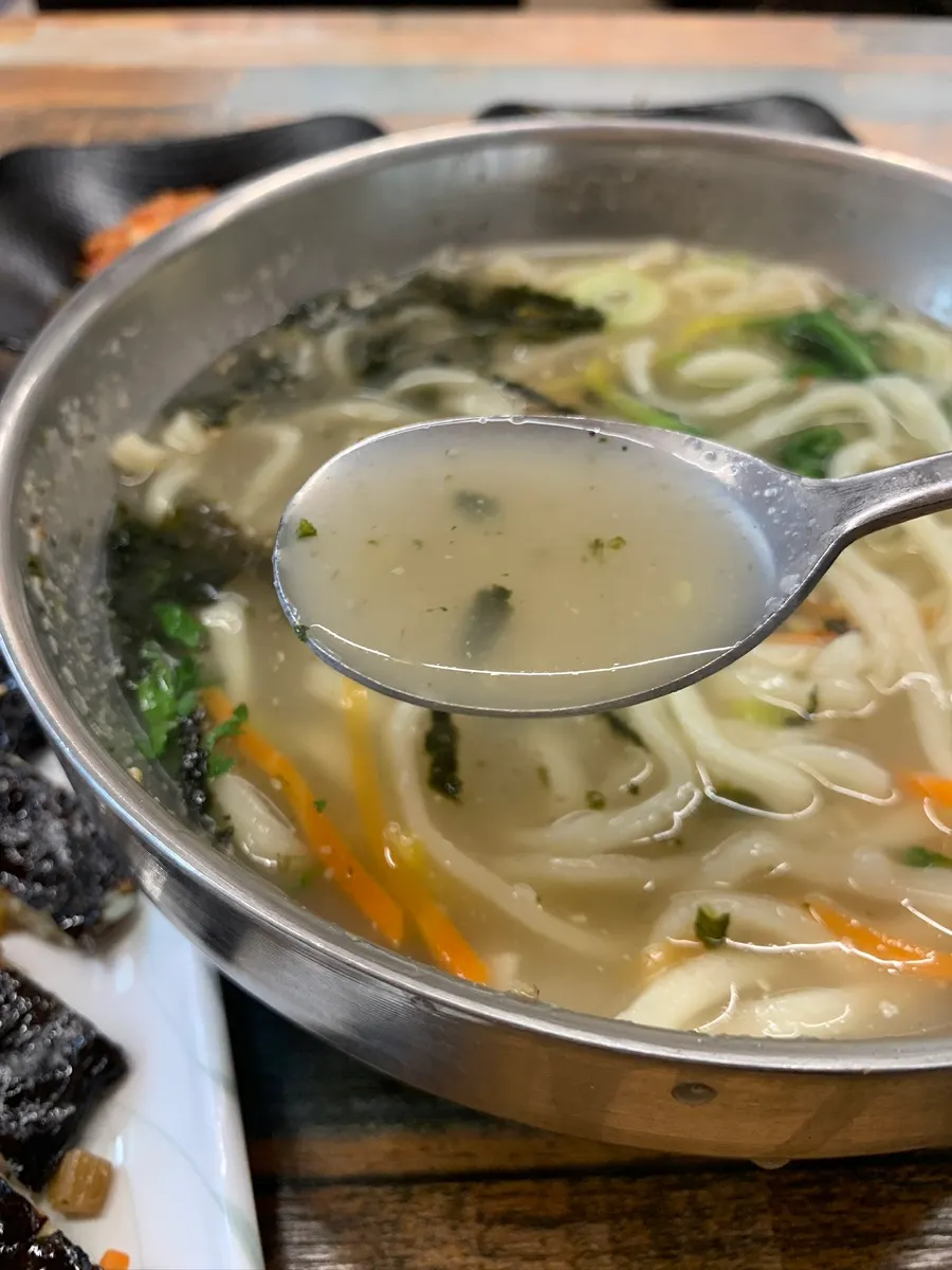 Close-up of the refreshing, clean kalguksu broth