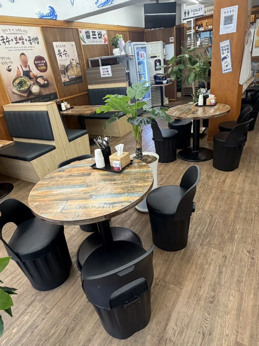 Table seating at Gogo Kalguksu